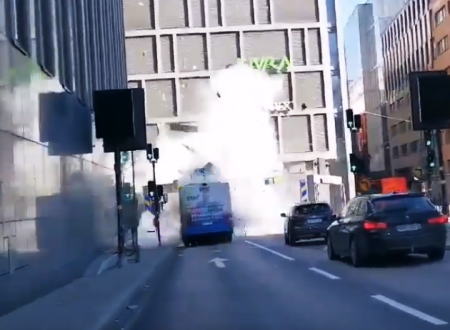 スウェーデンで高さ制限に引っ掛かったバスが大爆発。その瞬間の映像がとんでもない。