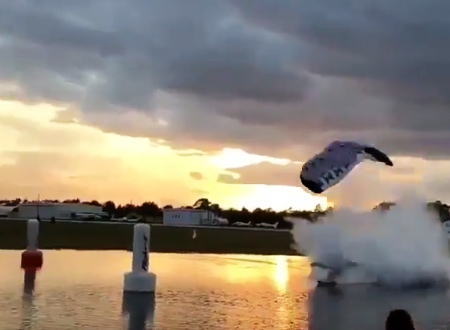 パラシュートの操作を誤って湖面に激しく衝突するスカイダイバーの映像。