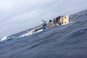 海の人命救助。沈没しかけている第68広漁丸の船員を救う困難な救助の映像。