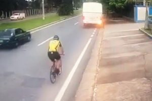 なんでそうなるｗｗｗ自転車乗りのお馬鹿すぎる事故が撮影される。これはいてえｗｗｗ