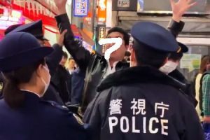 新宿でヤバそうな男が警官に押さえつけられて簀巻きにされる動画が話題に。