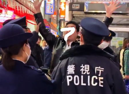 新宿でヤバそうな男が警官に押さえつけられて簀巻きにされる動画が話題に。
