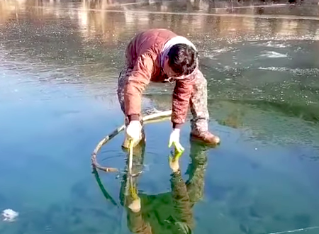 韓国の結氷した川で魚を捕る方法がおもしろい。冬のホンチョンガン魚突き。