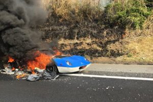 常磐道でロータスヨーロッパ（ロータス47）が丸焼けになってしまう車両火災の映像。
