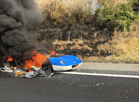 常磐道でロータスヨーロッパが丸焼けになってしまう車両火災の映像。