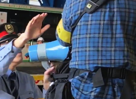 神戸市営バスの事故で朝日新聞の腕章を付けたカメラマンの取材がヤバイと話題に。