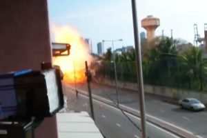 スリランカで爆弾処理班が処理しようとしている車が爆発。その瞬間の動画が恐ろしい。