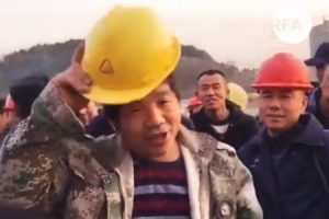 安全帽不安全。ペラッペラのヘルメットを渡された労働者が怒りの動画投稿。