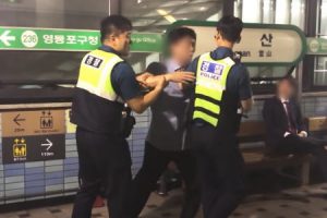 酒に酔って暴れている人をなだめる方法という短い韓国動画が海外で人気に。