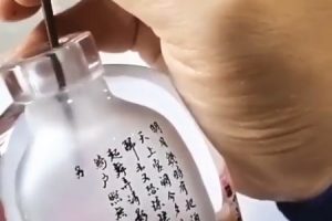 瓶の内側に毛筆の文字や美しい風景画を描く中国の瓶内書道家の作品がすごい動画。