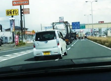 普通じゃない。千葉でご通行中のすべての車に危険運転を仕掛けている軽四が撮影される。