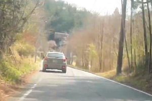 対向車のカブを避けたのが原因？神奈川でスバルXVが横転してしまう事故の映像。