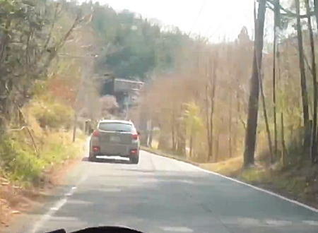 対向車のカブを避けたのが原因？神奈川でスバルXVが横転してしまう事故の映像。