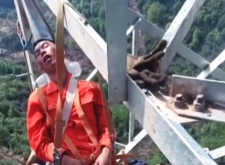 地上50メートルの鉄塔の上で安全帯に身をゆだねて仮眠をとる中国人労働者の動画が人気に。