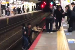 【賛否両論】人を助ける為でも線路に降りちゃダメ。山科駅で撮影された人命救助の動画。