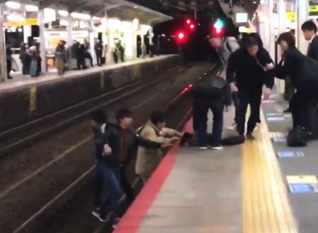 【賛否両論】人を助ける為でも線路に降りちゃダメ。山科駅で撮影された人命救助の動画。