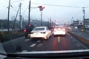 この速度差はなに。岡崎市で撮影された当て逃げDQN車がひどい車載。