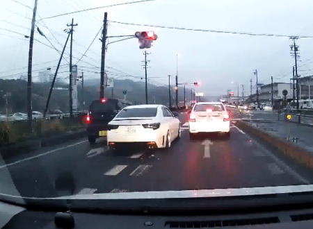 この速度差はなに。岡崎市で撮影された当て逃げDQN車がひどい車載。