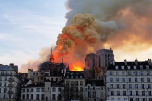 パリのノートルダム大聖堂が大炎上。尖塔が崩れ落ちる瞬間が撮影される。
