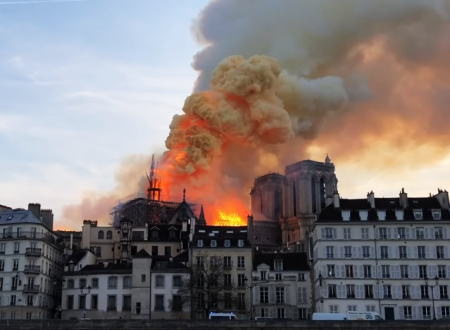 パリのノートルダム大聖堂が大炎上。尖塔が崩れ落ちる瞬間が撮影される。