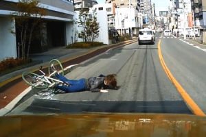 これは怖い！歩行者に弾かれた自転車のお姉ちゃんが車道に倒れてくるドラレコ。