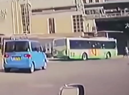 神戸市営バスが横断歩道に突っ込み7人の死傷者を出した事故のドラレコが公開される。