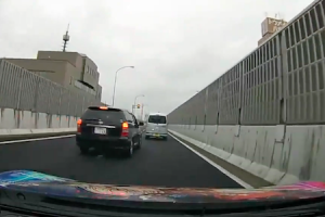 名古屋高速でウィッシュがＤＱＮ化ｗｗｗペットボトルを投げてくるＤＱＮvs痛車のドラレコ。