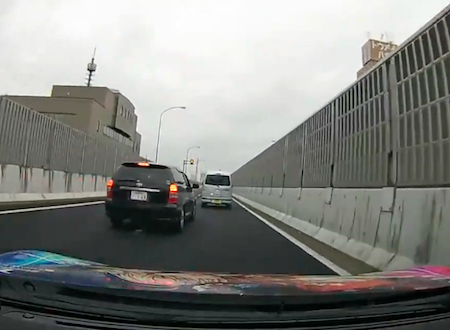 名古屋高速でペットボトルを投げてくるDQNとトラブルになった痛車のドラレコ動画。