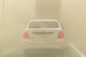 20日北海道東部を襲った砂嵐の映像集。運転中、突然の砂嵐に遭遇して視界ゼロに。