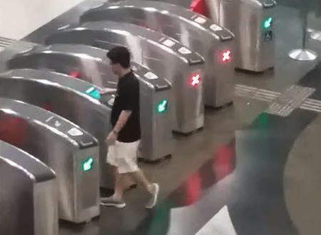 2分間に40回。地下鉄のICカード改札機で入出を繰り返す謎の男が撮影されてしまう。
