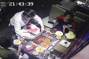 中国でグツグツと煮立っていたお鍋が爆発して2名が火傷を負った恐ろしい事故の瞬間。