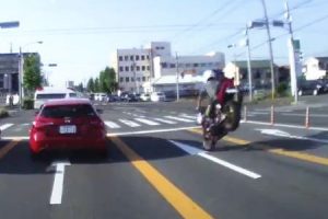 救急車の交差点侵入に驚いてストッピー転倒するバイク乗りの映像が話題に。岐阜県。