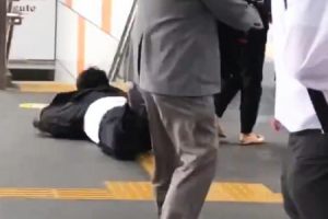 痴漢容疑？赤羽駅で女子高生に追いかけられおじさんに足を引っかけられて転倒するサラリーマンの映像が話題に。
