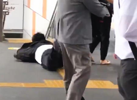 痴漢？赤羽駅で女子高生に追いかけられおじさんに足を引っかけられて転倒するサラリーマンの映像が話題に。