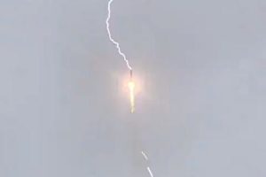 打ち上げ直後のロシアのソユーズ2.1bロケットに落雷。その瞬間の映像がこちら。