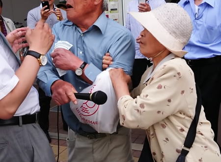 堺市長選で候補者のマイクを奪って殴った83歳を現行犯逮捕。その犯行の様子がネットにあげられる。