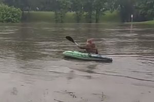 洪水で増水した川にカヤックで挑んで危うく死にかけた男の映像。これはあぶねえええ。