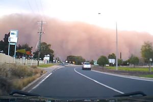 なにこれ怖い。正面から迫る巨大な砂嵐に突入した車のドライブレコーダー映像。
