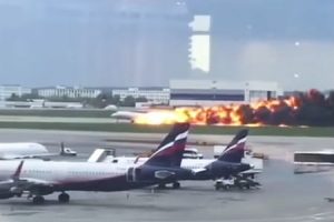 モスクワでエアロフロートSU1492便が炎上し41人が亡くなった事故の映像。