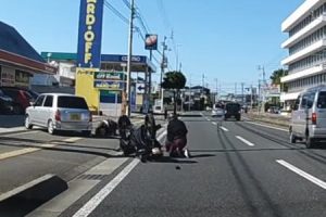 2ケツバイクの見事な前輪ロック転倒で自分のバイクに挟まれてしまう運転手。高知県。