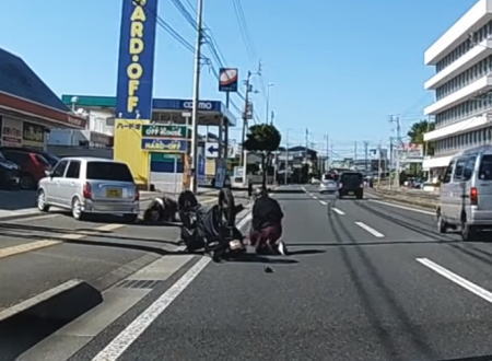 2ケツバイクの見事な前輪ロック転倒で自分のバイクに挟まれてしまう運転手。高知県。