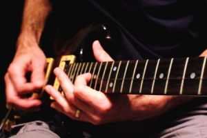 ギターはG線だけあれば演奏できる。指1本弦1本だけで10のメロディーを演奏する動画。