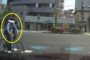 情報提供求む。信号無視の自転車とベンツの事故で自転車の男性が逃走ｗｗｗｗｗ