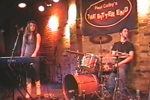 レディー・ガガがレディー・ガガとして有名になる前のライブ動画。（2006年）