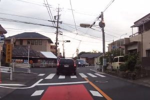 子供の飛び出しがぎゃああ怖い。春日井市で撮影されたドライブレコーダー映像がこわい。