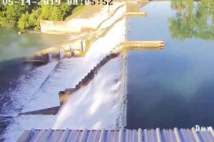 テキサス州でダムが崩壊。その瞬間が監視カメラに捉えられる。