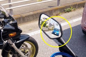 バイクで車に追突されるとこうなる。宇都宮市で撮影されたゆっくり事故のヘルメットカム。