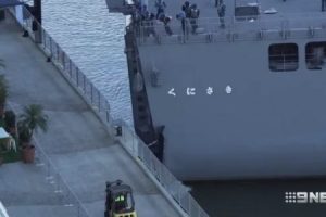 海上自衛隊の輸送艦くにさきがブリスベンの埠頭で事故。お尻を岸壁に接触させてしまう。