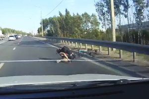 目の前で車道側に転倒した自転車乗りをギリギリで回避した車載ビデオ。