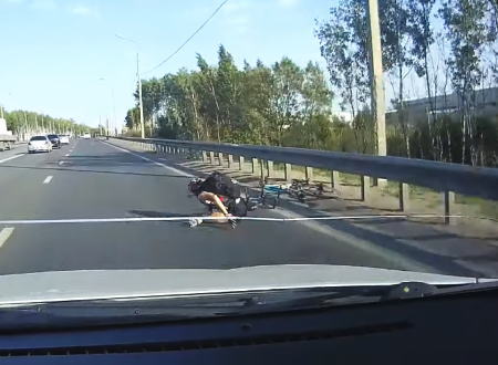 目の前で車道側に転倒した自転車乗りをギリギリで回避した車載ビデオ。